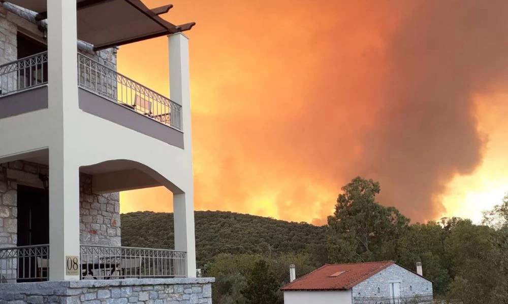 Φωτιά στη Μάνη: Ολονύχτια μάχη με της φλόγες - Σε εξέλιξη η πυρκαγιά